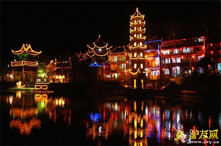 18凤凰夜景.jpg